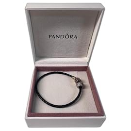 Pandora Bracciale in pelle intrecciata nera con charm
