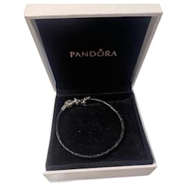 Bracciale in pelle intrecciata nera Pandora con charm