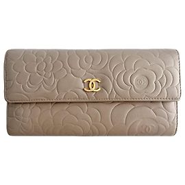 Chanel Cartera larga de piel de cordero camelia grabada gris