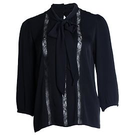Dolce & Gabbana, blusa negra con lazo y encaje