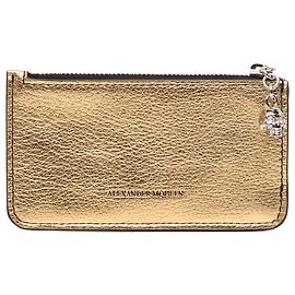 Portafoglio con zip in pelle metallica dorata con charm teschio Alexander McQueen