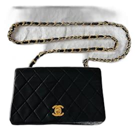 Chanel Bolso de solapa en cordero acolchado negro
