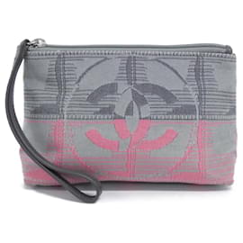 Pochette della nuova linea di viaggio Chanel