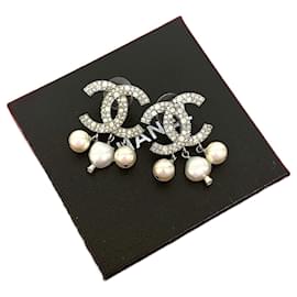 Orecchini in perla finta Chanel Coco Mark