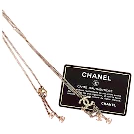 Collana di perle finte del marchio Chanel Coco