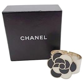 Pulsera Bangle Chanel 98P Camelia Metal Negro y Blanco