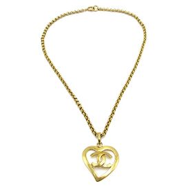 Colgante de corazón CC de metal de Chanel