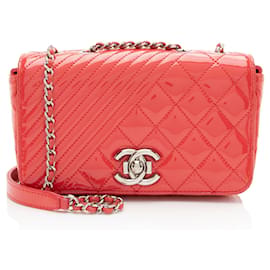 Bolsa de flap pequena Coco Boy em couro envernizado Chanel
