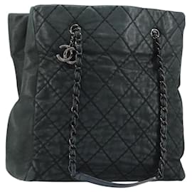 Borsa tote Chanel CC Charm in pelle di vitello trapuntata iridescente alta