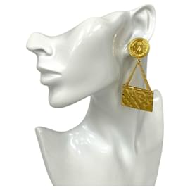 Orecchini a clip in oro matelassé Coco Mark di Chanel