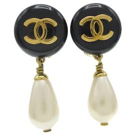 Orecchini pendenti Chanel CC in metallo con perle sintetiche