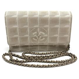 Borsa a spalla con catena della nuova linea di viaggio Chanel