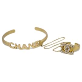 Bracciale con logo Chanel con catena attaccata e anello CC in metallo con cristallo