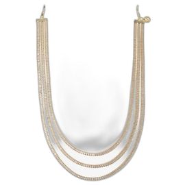 Gafas de sol doradas con cristales de Linda Farrow, collar de cadena triple.