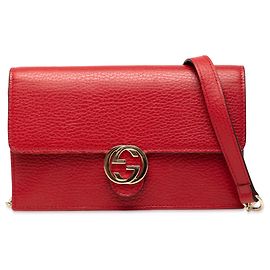 Portafoglio in pelle rossa Gucci con catena e logo G intrecciato