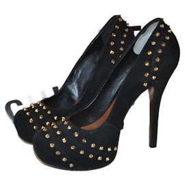 Schutz Pumps aus schwarzem Wildleder mit Nieten