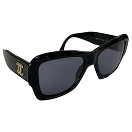 Occhiali da sole neri con logo CC dorato Chanel 02464