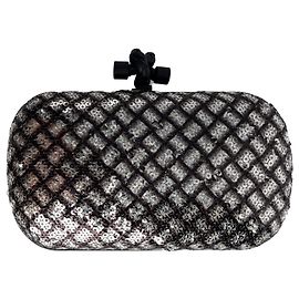Bottega Veneta Bicolor Leder- und Pailletten-Clutch mit Knoten