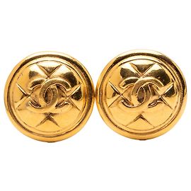 Orecchini rotondi a clip in oro placcato CC trapuntato di Chanel