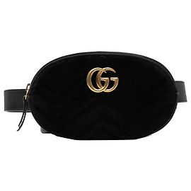 Belt bag in velluto matelassé GG Marmont nero di Gucci
