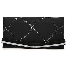 Portafoglio lungo bifold in nylon nero della linea Old Travel di Chanel