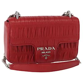 Borsa a spalla Prada Gaufre in pelle nappa con catena, piccola