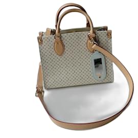 LOUIS VUITTON Cabas ON THE GO PM
Condizioni: Quasi nuovo
M15138