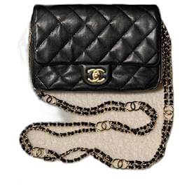 Chanel Mini Flap Bag in vitello grana nero con finiture oro