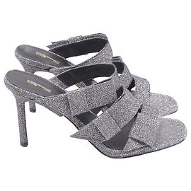 Diane Von Furstenberg Mules mit Absatz und Schleifenriemen in metallic silbernem Glitzer
