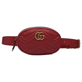 Belt bag in pelle matelassé GG Marmont rossa di Gucci