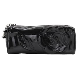 CHANEL Camellia Tasche aus schwarzem Lackleder