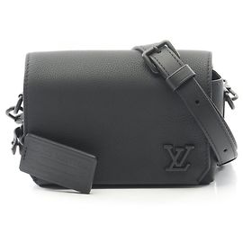 Borsa messenger piccola Skyline in pelle, colore NERO Borsa messenger piccola Skyline in pelle, colore NERO