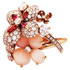 Anello Chaumet, "Hortensia Aube rosée", oro rosa, diamanti, zaffiro rosa e opali rosa.