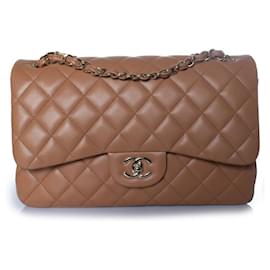 Chanel, borsa in pelle trapuntata Jumbo color caramello