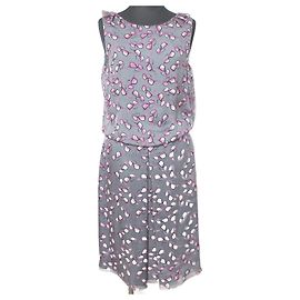 Vestido de seda impresa Emporio Armani con gafas de sol