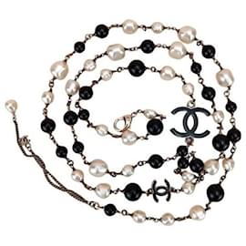 Chanel 12P Klassische Lange Kette aus schwarzen und weißen Süßwasserperlen mit GHW-Perlen