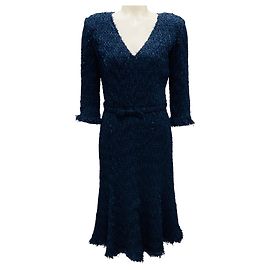 Vestido midi de tweed bouclé azul marino con cinturón de Oscar de la Renta