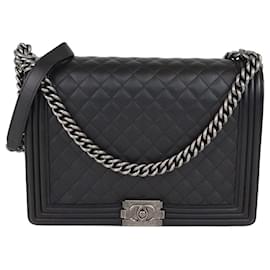 Große Boy Flap Tasche aus schwarzem, gestepptem Leder von Chanel
