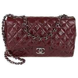 Borsa Chanel Jumbo Classic in pelle verniciata rugosa bordeaux con pattina singola