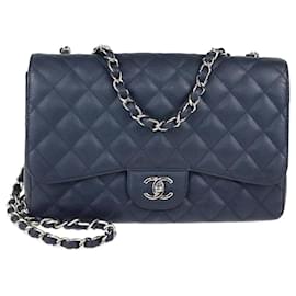 Borsa classica Jumbo in pelle caviar trapuntata blu navy di Chanel