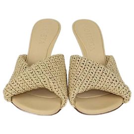 Bottega Veneta Mid Heel Blink Mules aus natürlichem Raffia