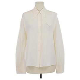 Camicia a maniche lunghe in seta crema con dettaglio a triangolo Prada