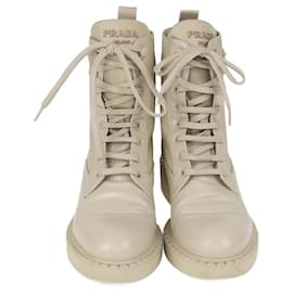 Stivali da combattimento in pelle e Re-Nylon con logo triangolare in smalto beige di Prada