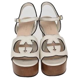 Gucci Mystic White Leder Plattformsandalen mit ausgeschnittenem G-Logo