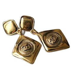 Orecchini pendenti Chanel CC motivo diamante metallo dorato