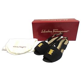 Sandali con tacco basso Vara con cinturino posteriore Salvatore Ferragamo