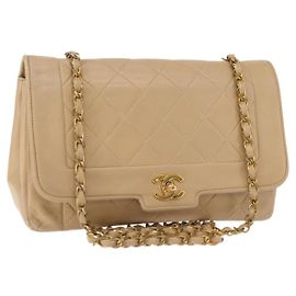 CHANEL Bolsa de Ombro Matelassé com Corrente em Couro de Cordeiro Bege Dourado CC Auth BA7295