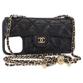 Capa para iPhone 13 Pro Max CHANEL Matelasse Chain em pele de cordeiro preta CC Auth BA8062