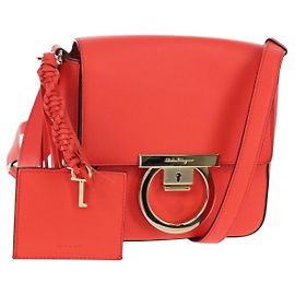 Borsa a Spalla Gancini in Pelle Rossa e Oro Auth 145623V di Salvatore Ferragamo