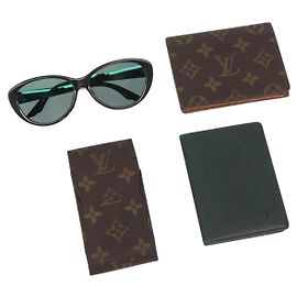 LOUIS VUITTON Portefeuille en cuir avec lunettes de soleil Christian Dior 4 pièces Vert Auth BA8092